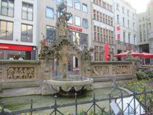 Köln Heinzelmännchenbrunnen.JPG