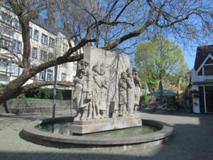 Willi-Ostermann-Platz mit Brunnendenkmal Köln.JPG