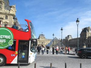 Mit TootBus am Louvre 2026.JPG