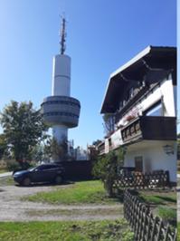 Ravensbergturm und Baude.JPG